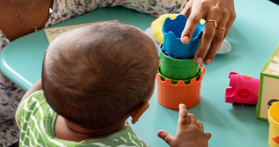 Photo d'un bébé qui joue